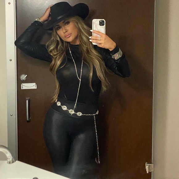 I’m Mo :) -Expect a little bit of everything here. FashionBeautyHomeFitnessDecor - Picture 10 of 16